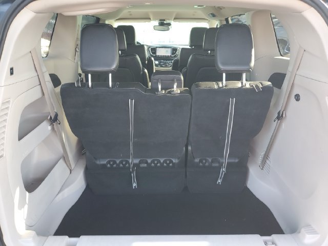 Used 2023 Chrysler Pacifica Touring-L FWD image 7