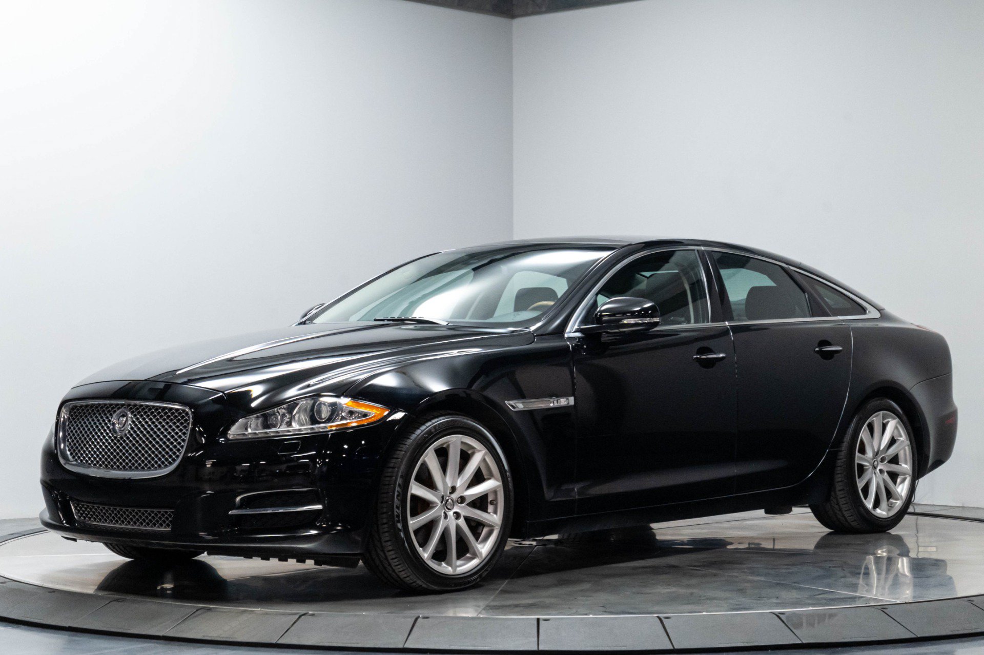 Used 2013 Jaguar XJ AWD image 2