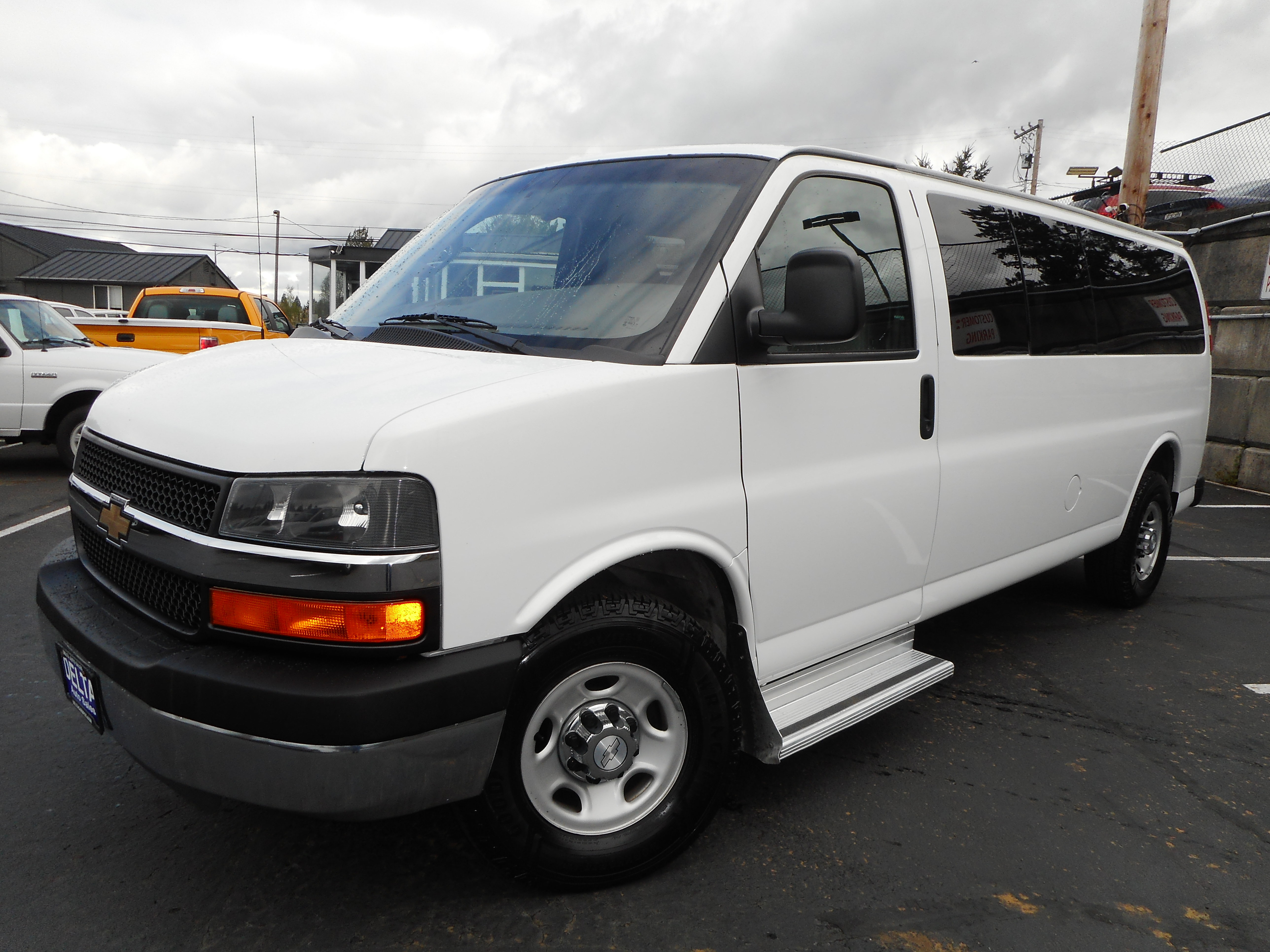 Used 2016 Chevrolet Express 3500 LT w/ LT Preferred Equipment Group RWD image 3