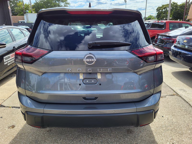 Used 2024 Nissan Rogue S image 5