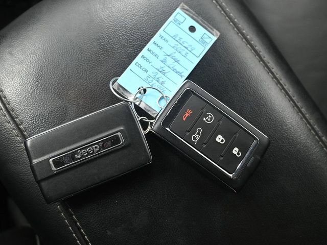 Used 2023 Jeep Grand Cherokee Limited w/ Black Appearance Package image 18