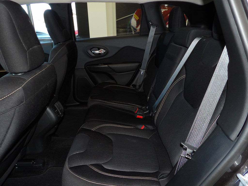 Used 2015 Jeep Cherokee Latitude w/ Comfort/Convenience Group AWD/4WD image 23