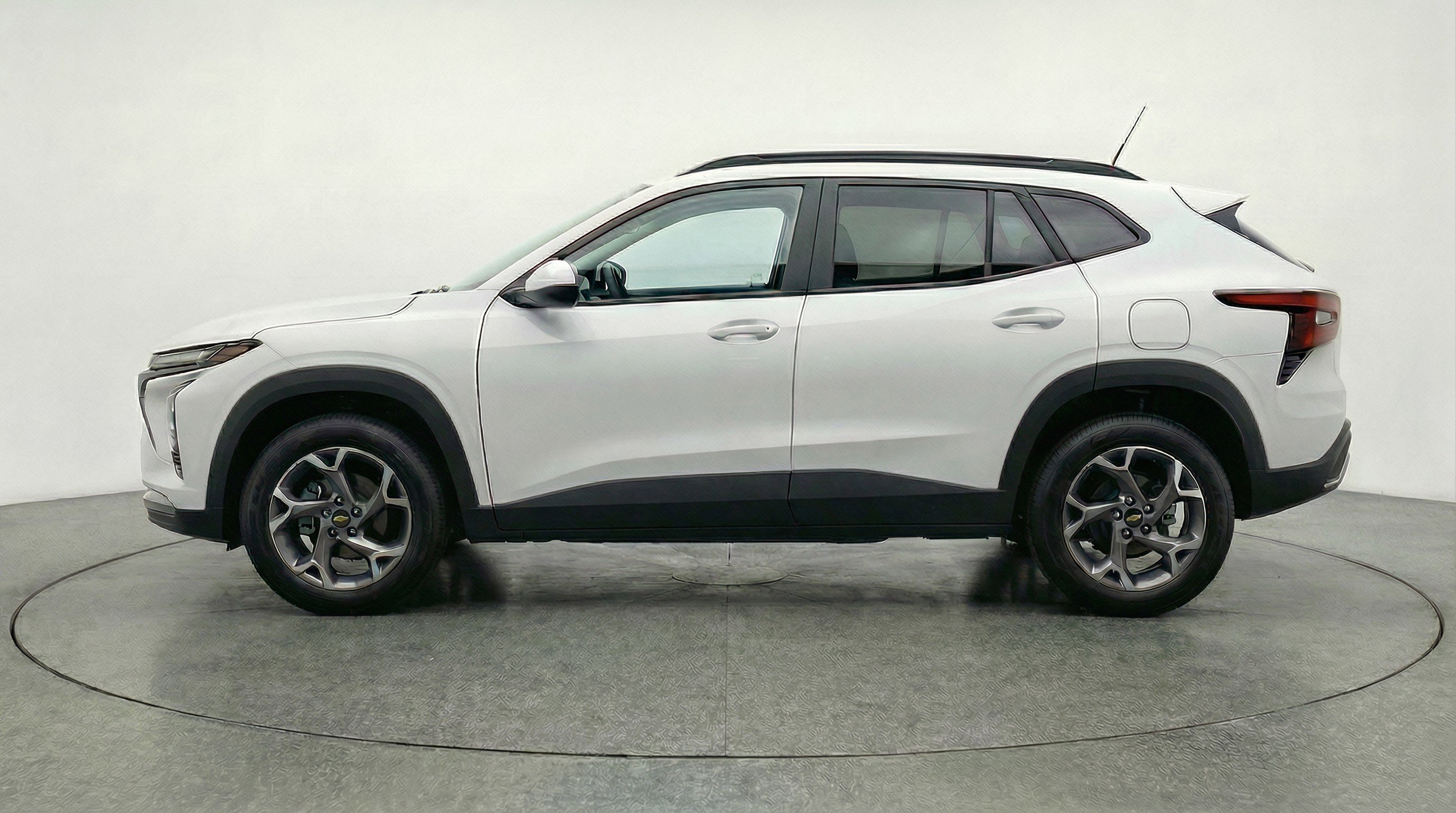 Used 2025 Chevrolet Trax LT FWD image 5