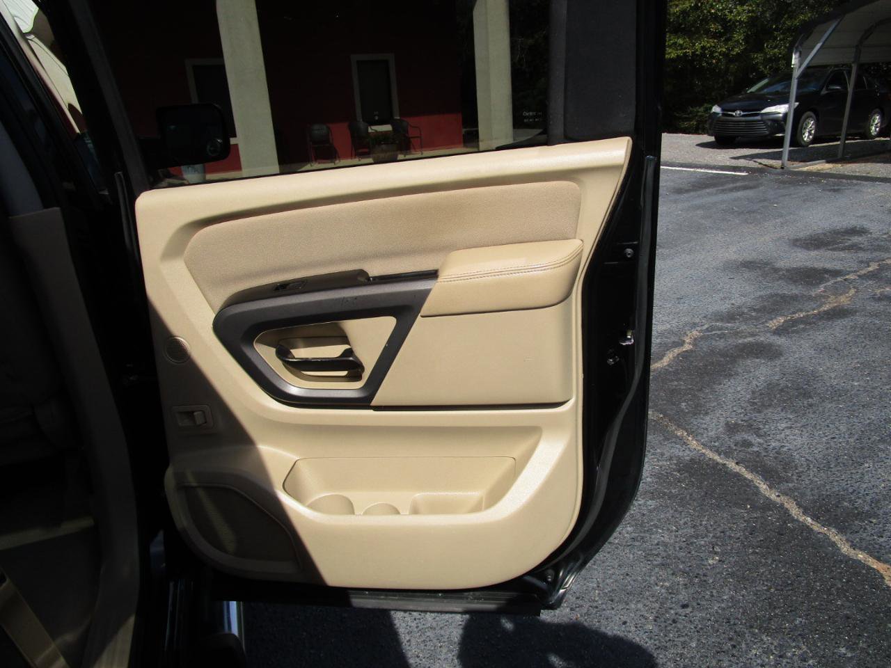 Used 2015 Nissan Titan SV image 26