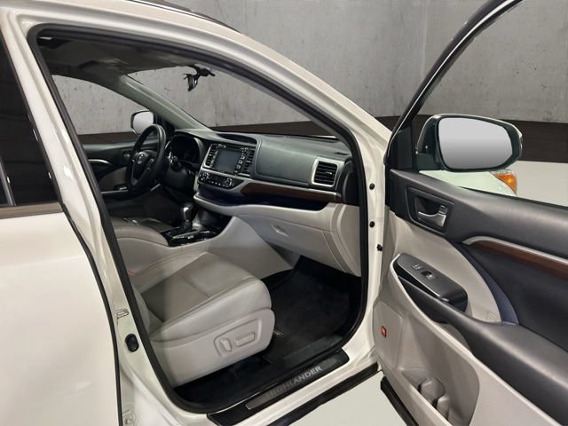 Used 2016 Toyota Highlander Limited AWD/4WD image 20