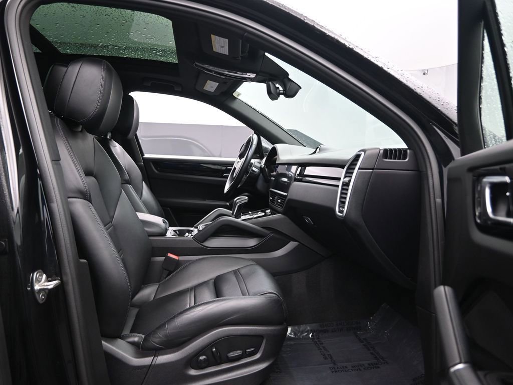Used 2022 Porsche Cayenne AWD/4WD image 30