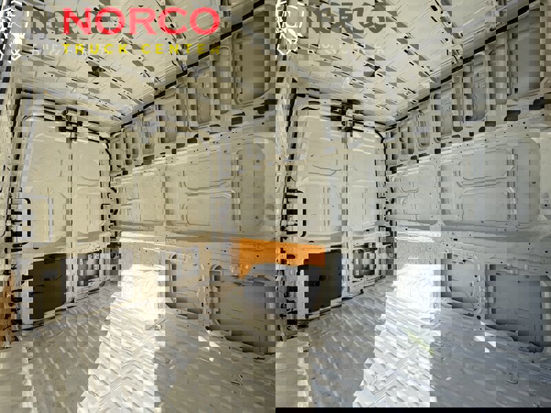 Used 2019 Nissan NV 2500 SV image 3