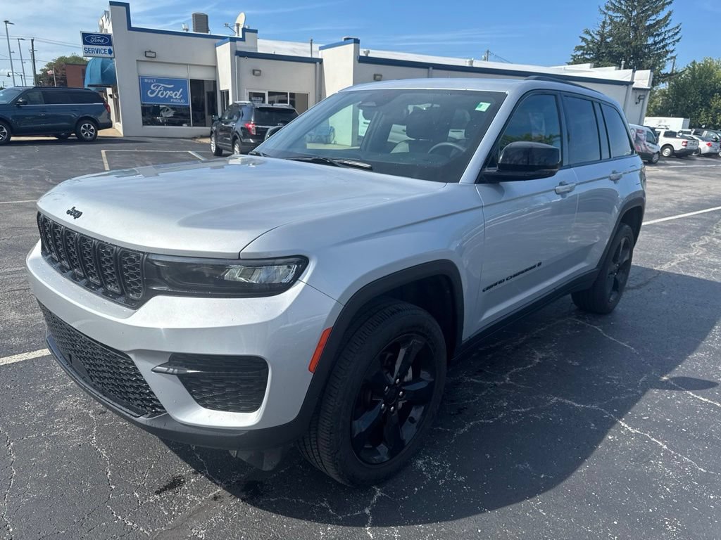 Used 2024 Jeep Grand Cherokee Altitude AWD/4WD image 15