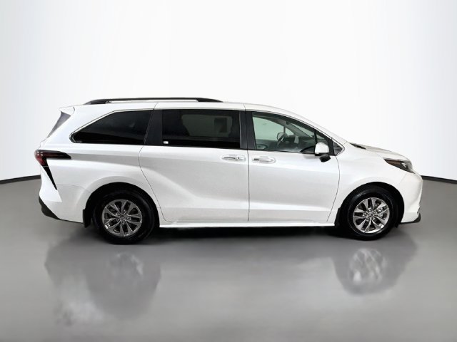 Used 2025 Toyota Sienna XLE FWD image 8