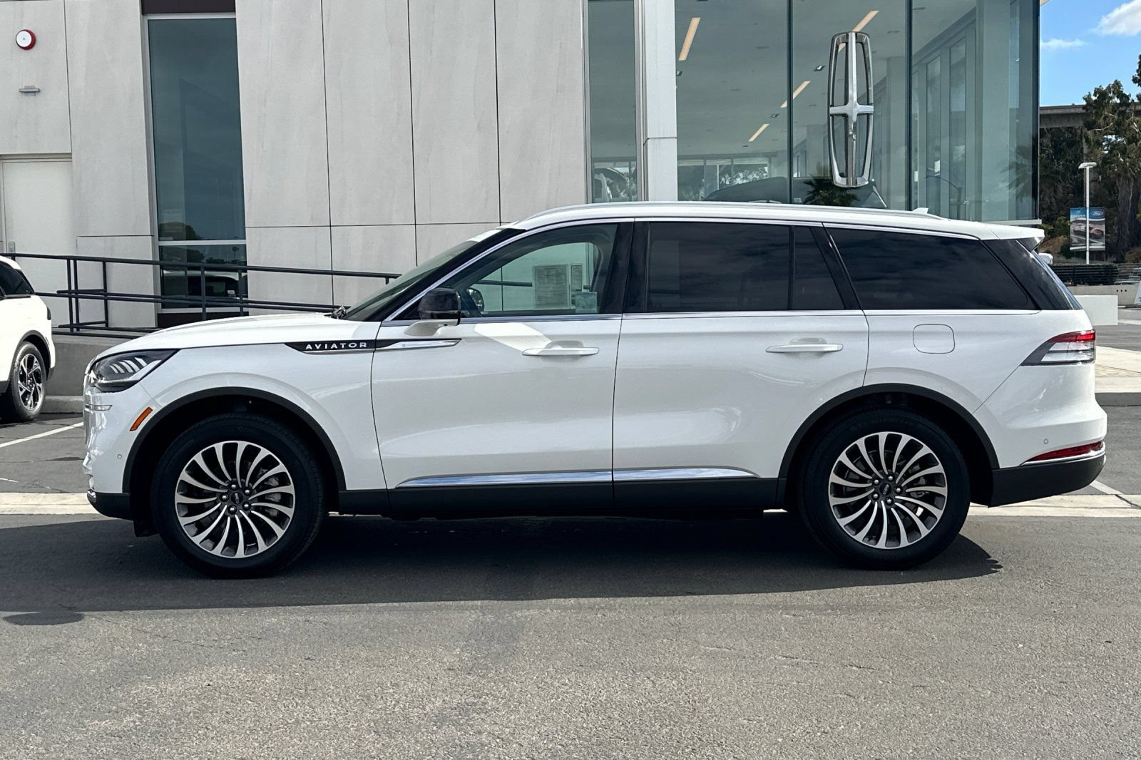 Certified 2020 Lincoln Aviator Reserve w/ Equipment Group 201A AWD/4WD image 6