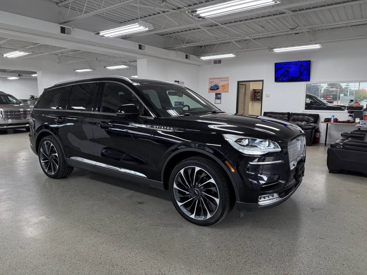 Used 2020 Lincoln Aviator Reserve w/ Equipment Group 202A image 6