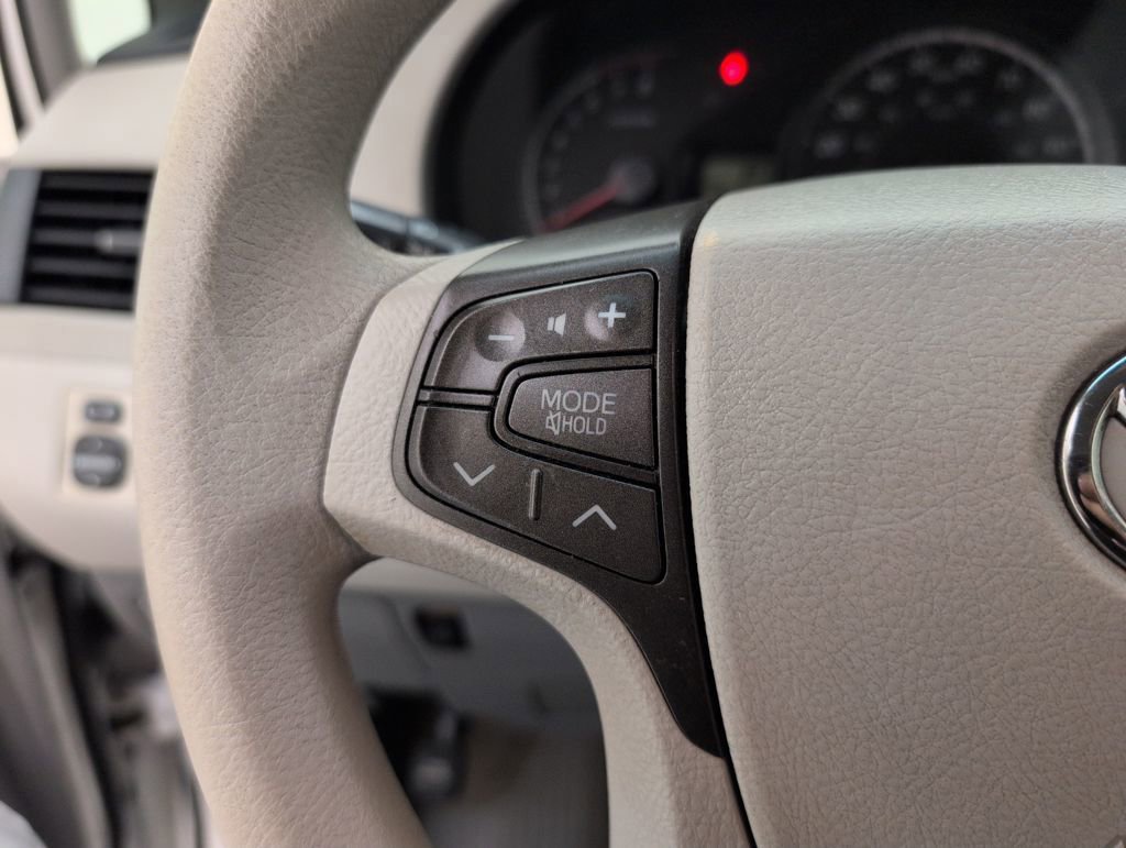 Used 2013 Toyota Sienna LE image 37