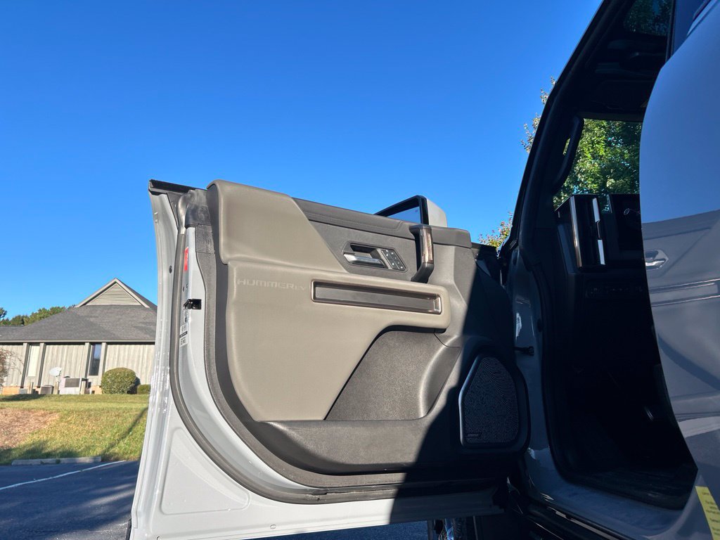 Used 2025 GMC Hummer EV 2X w/ LPO, Sport Package AWD/4WD image 64