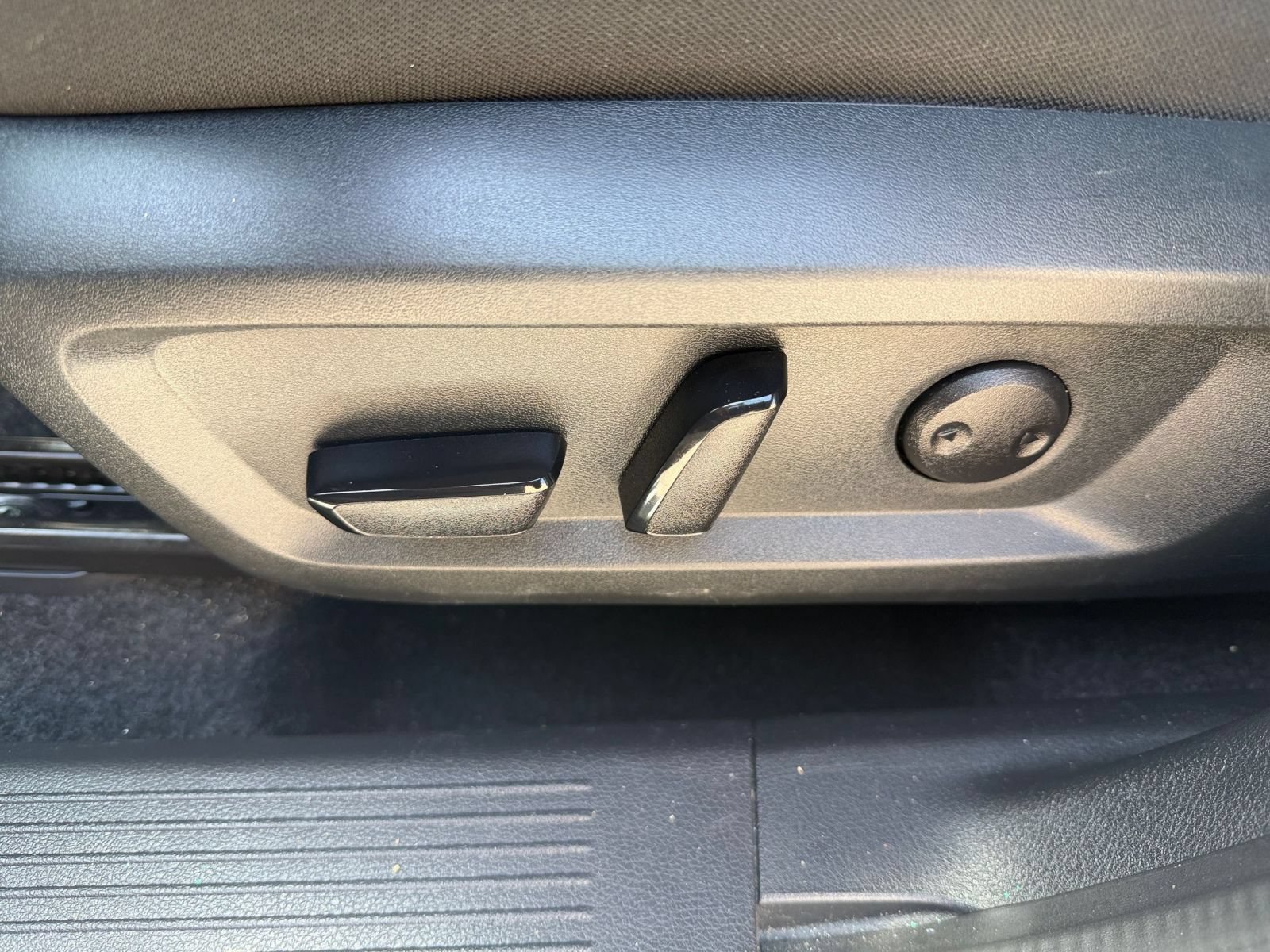 Used 2025 Nissan Rogue SV FWD image 22