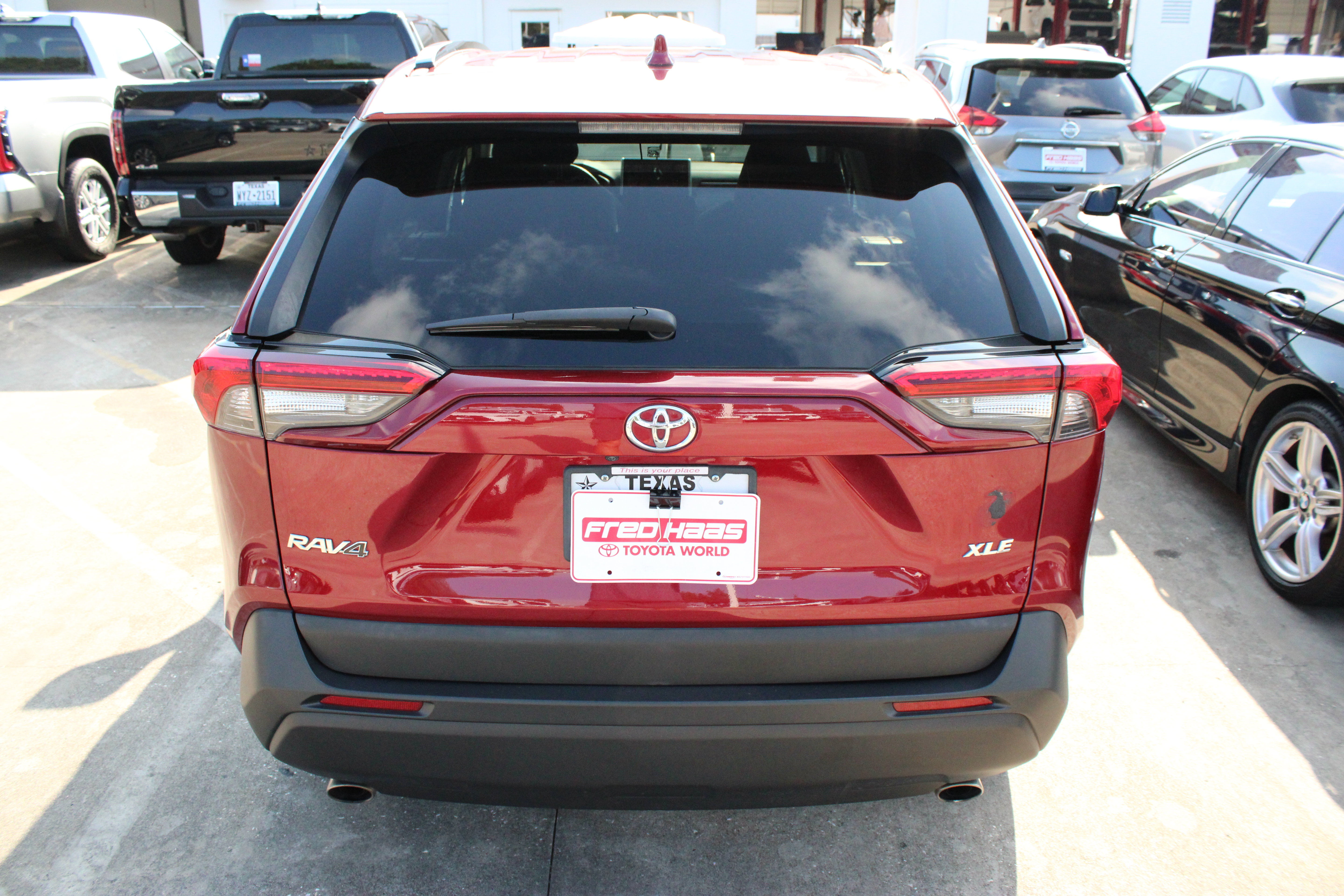 Used 2020 Toyota RAV4 XLE w/ Convenience Package FWD image 7