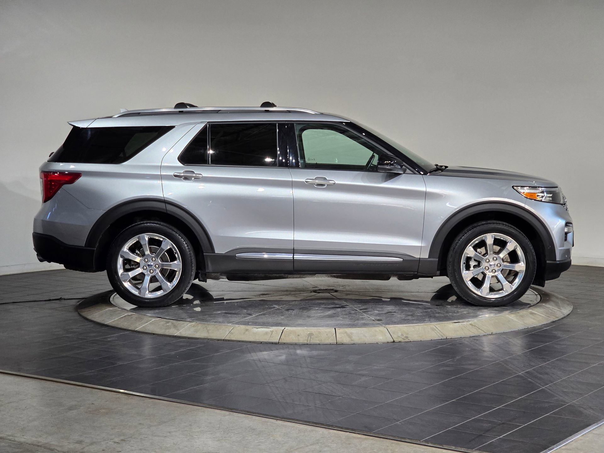 Used 2020 Ford Explorer Platinum w/ Premium Technology Package image 12