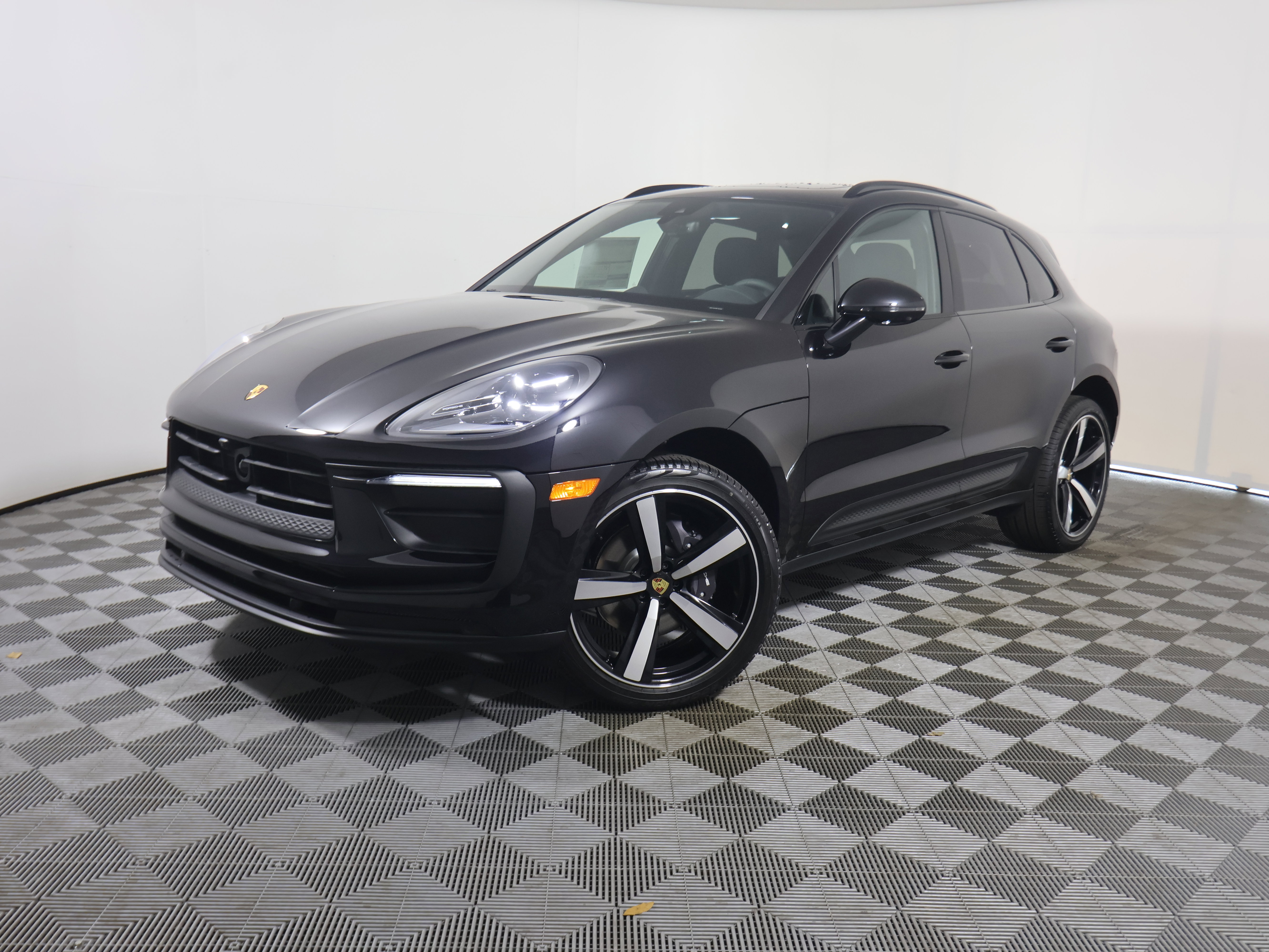 Used 2025 Porsche Macan image 1