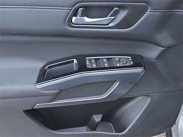 New 2025 Nissan Pathfinder SL image 13