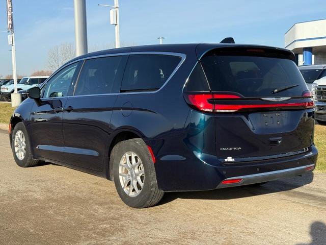 Used 2024 Chrysler Pacifica Touring-L image 3