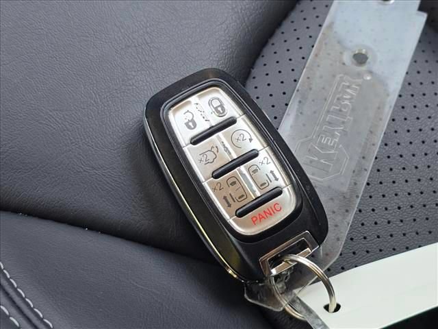 Used 2023 Chrysler Pacifica Touring-L FWD image 19