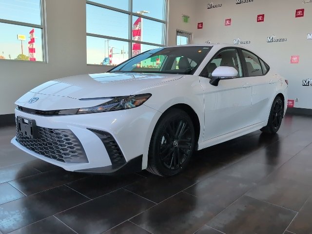 Used 2025 Toyota Camry SE image 4
