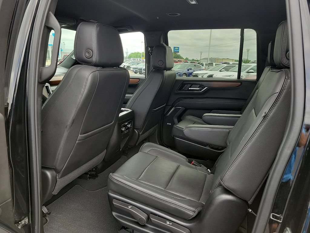 Used 2025 GMC Yukon XL Denali AWD/4WD image 10