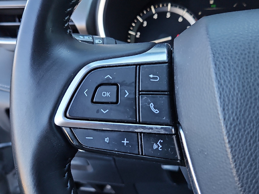 Certified 2021 Toyota Highlander XLE AWD/4WD image 23