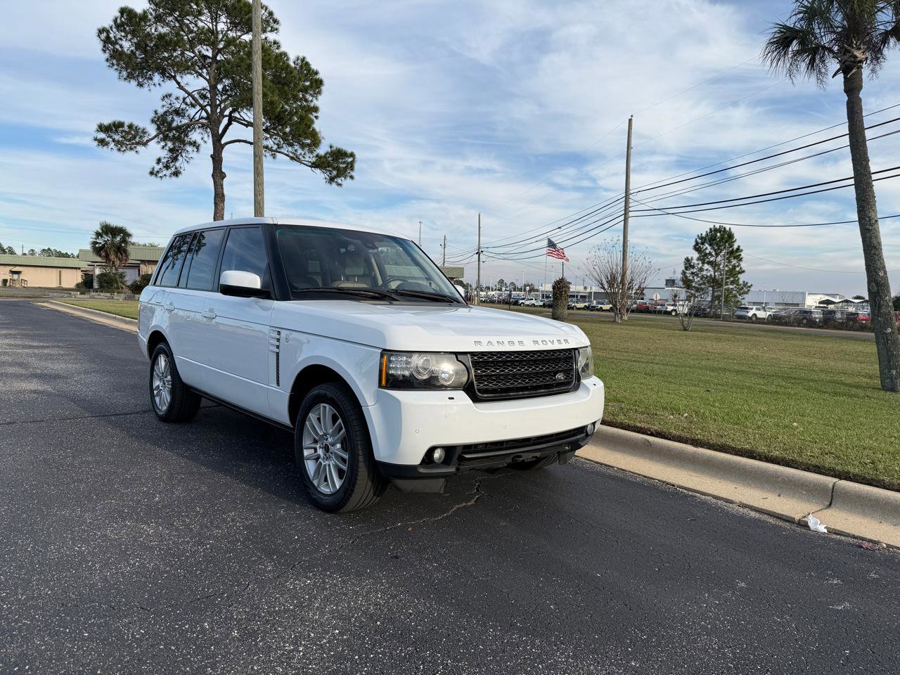 Used 2012 Land Rover Range Rover HSE image 4