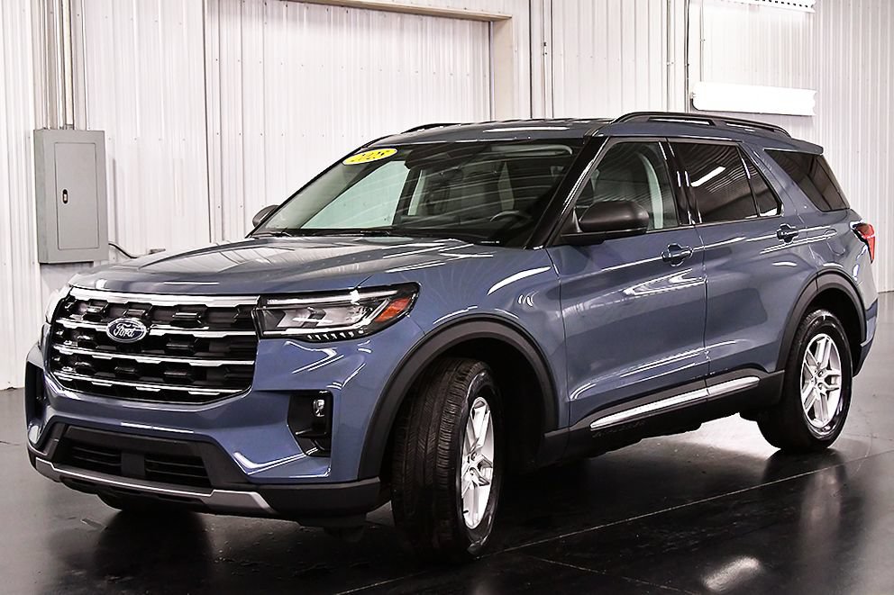 Used 2025 Ford Explorer Active w/ Active Comfort Package RWD image 3