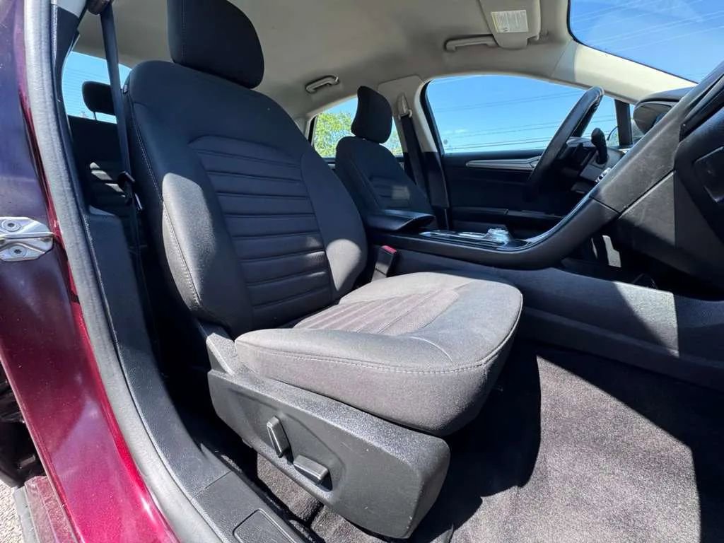 Used 2018 Ford Fusion SE w/ Fusion SE Technology Package FWD image 10