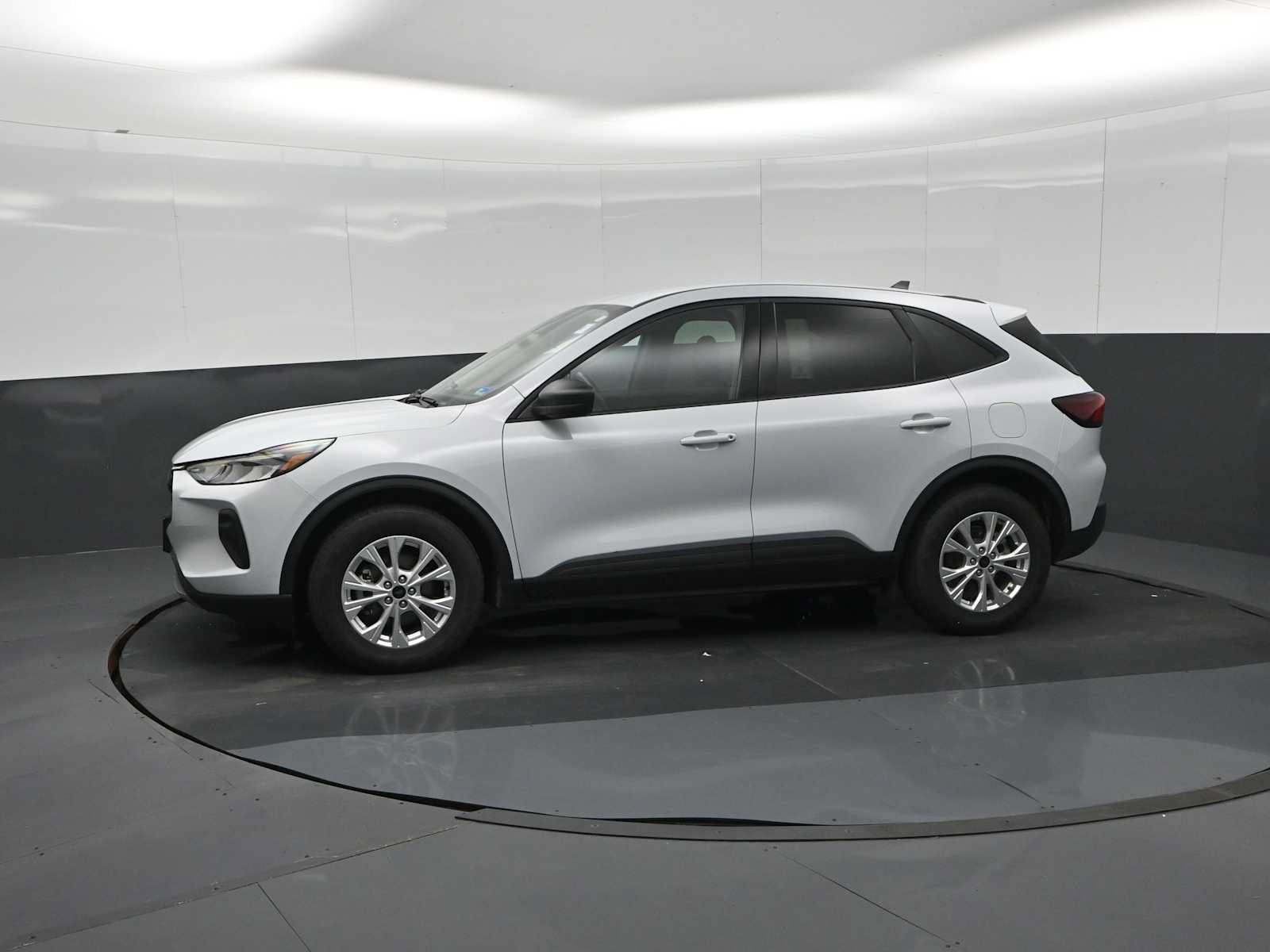 Certified 2025 Ford Escape Active w/ Cold Weather Package FWD image 4