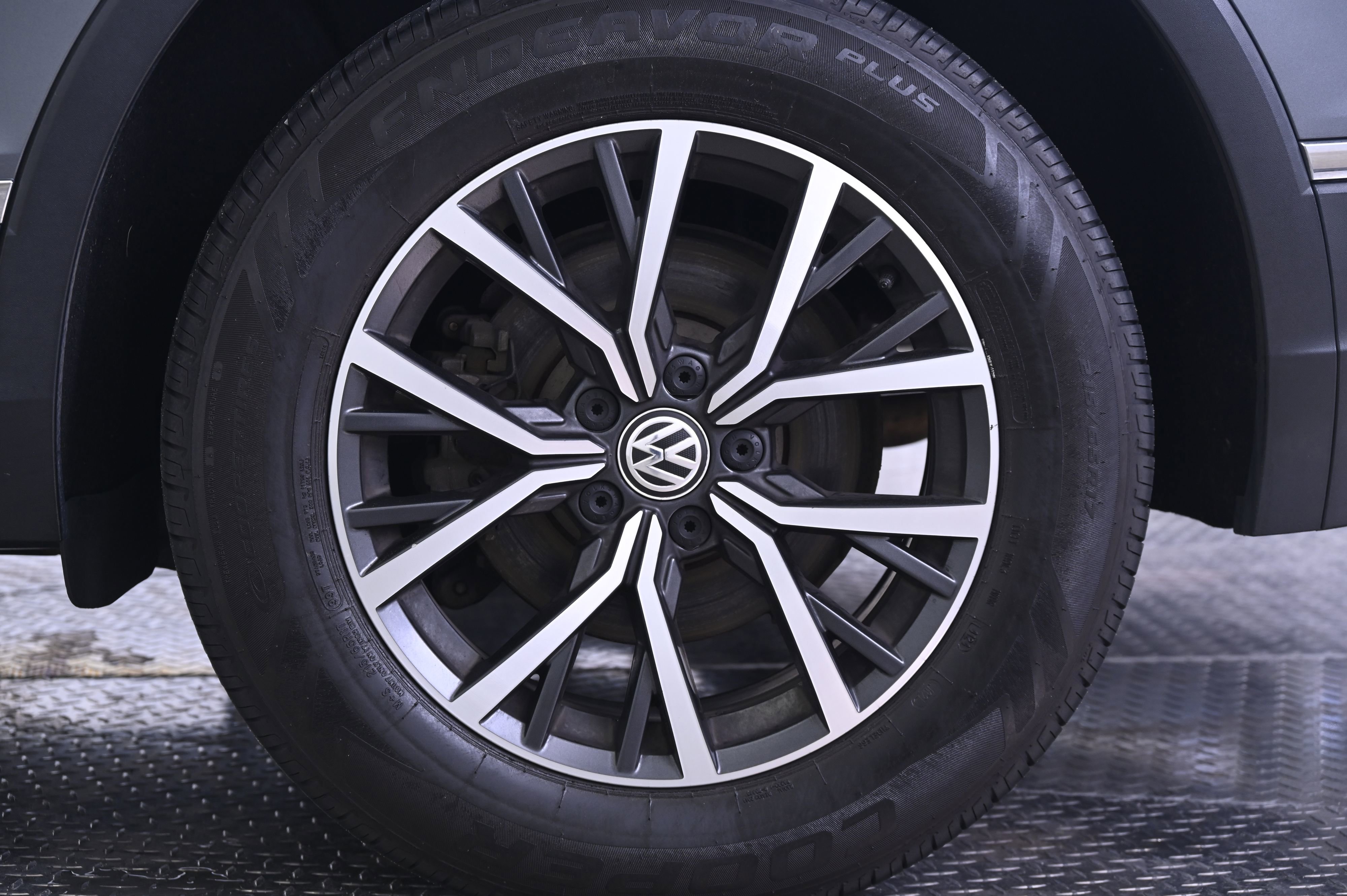 Used 2018 Volkswagen Tiguan SE AWD/4WD image 12
