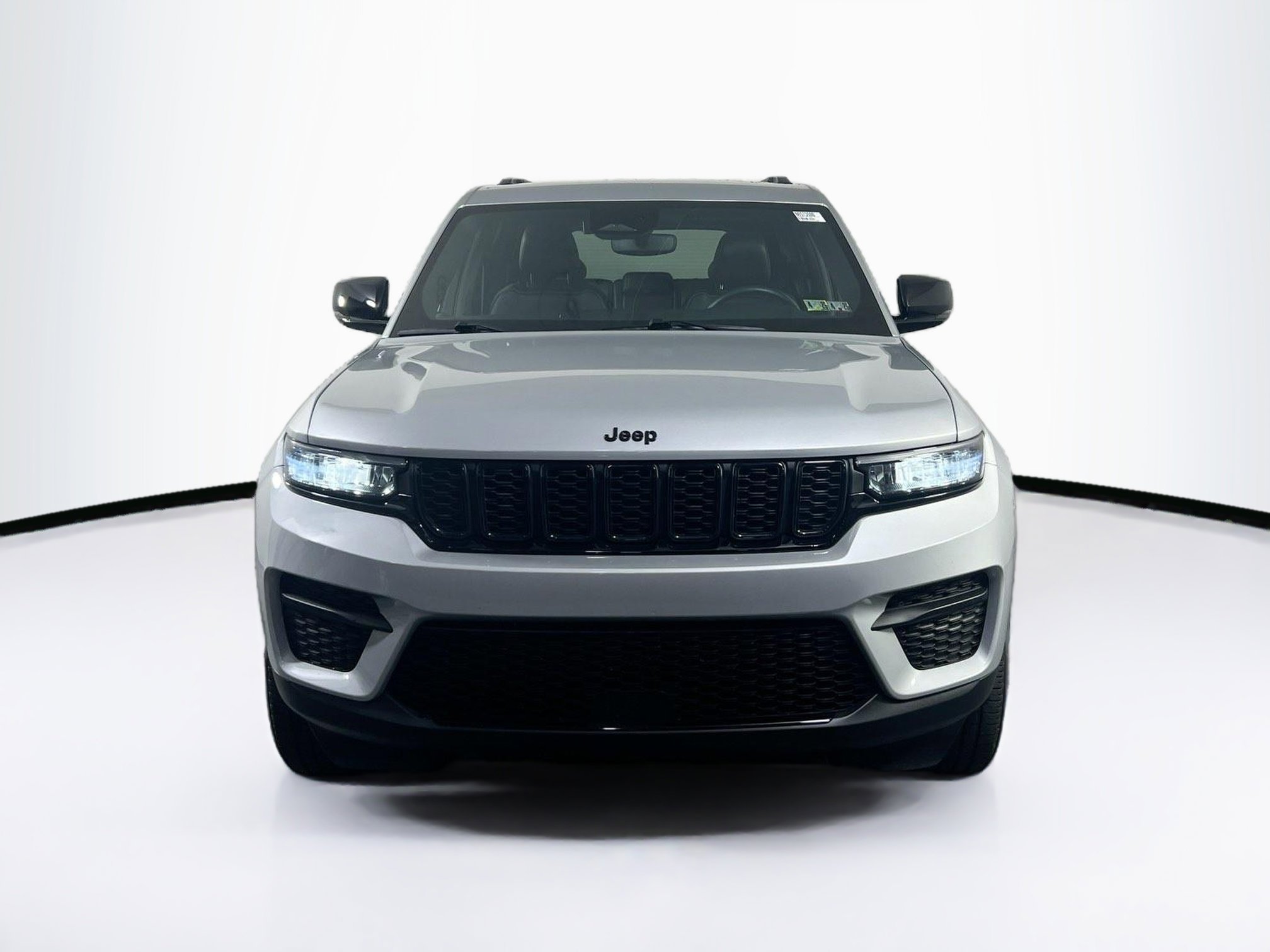 Used 2022 Jeep Grand Cherokee Altitude image 2