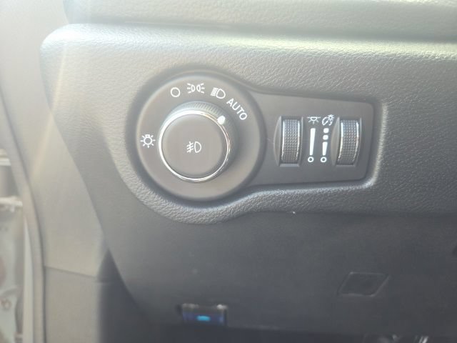 Used 2024 Chrysler Pacifica Premium FWD image 29