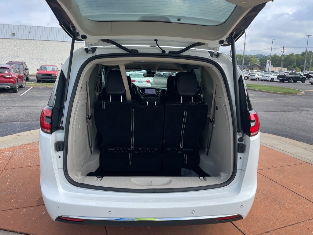 Used 2024 Chrysler Pacifica Select image 20