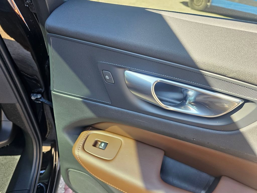 Certified 2024 Volvo XC60 B5 Plus image 10