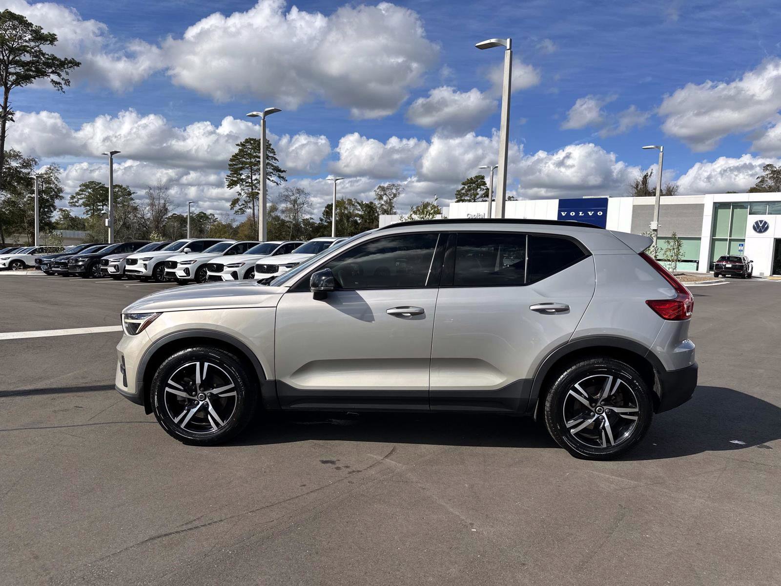Certified 2023 Volvo XC40 B5 Plus image 2