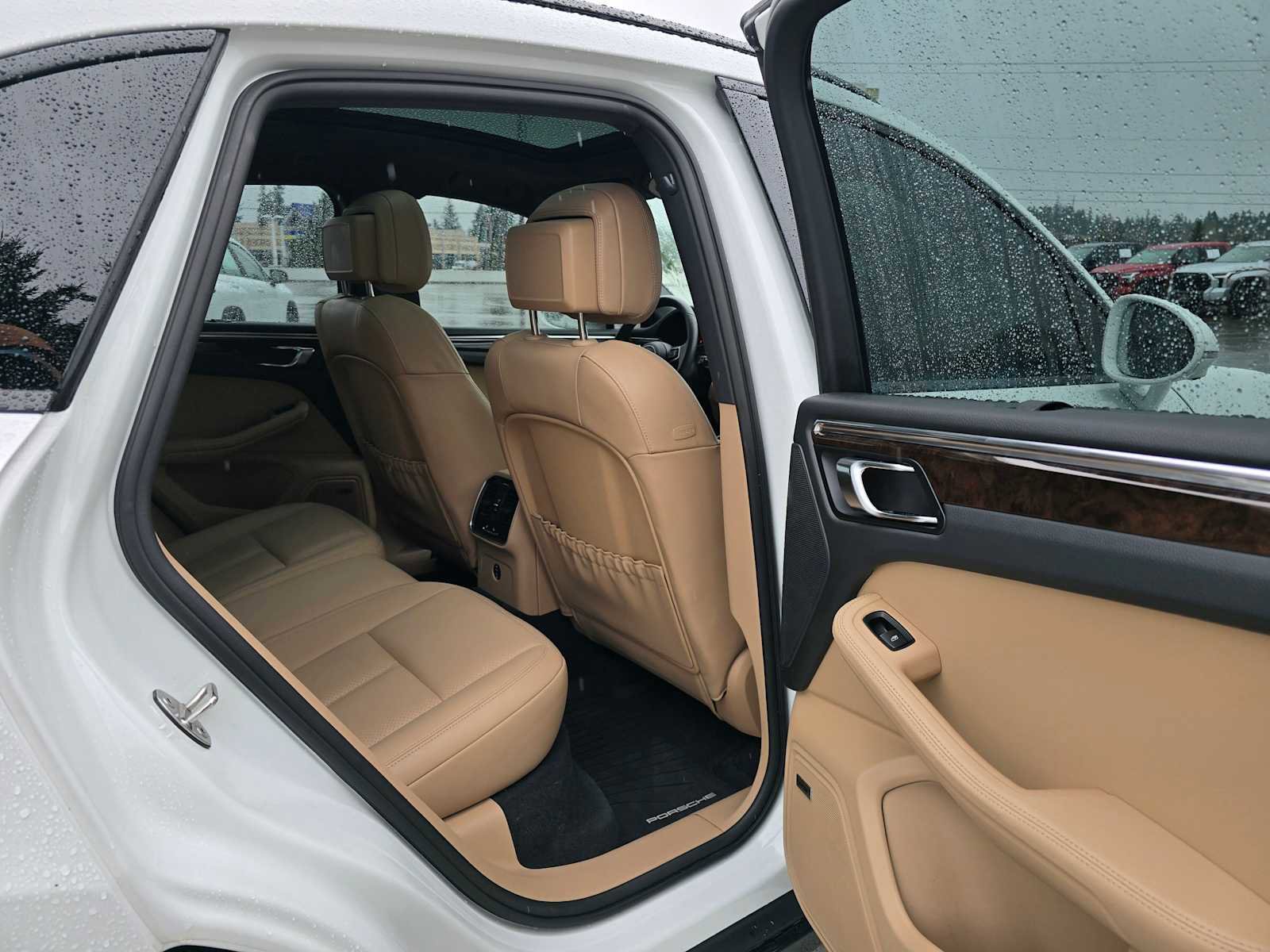 Used 2025 Porsche Macan image 12