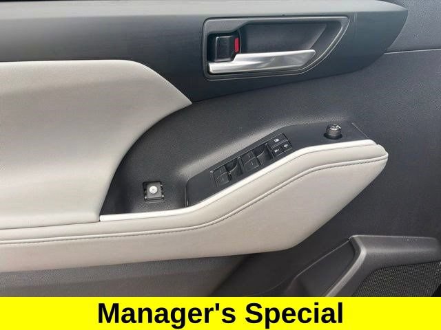 Used 2020 Toyota Highlander XLE AWD/4WD image 12