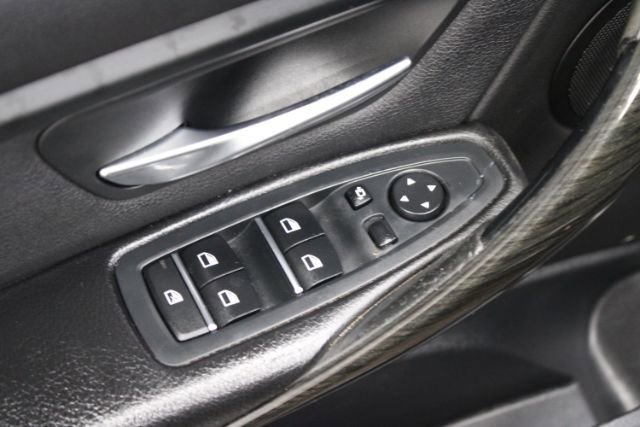Used 2018 BMW 320i Sedan RWD image 9