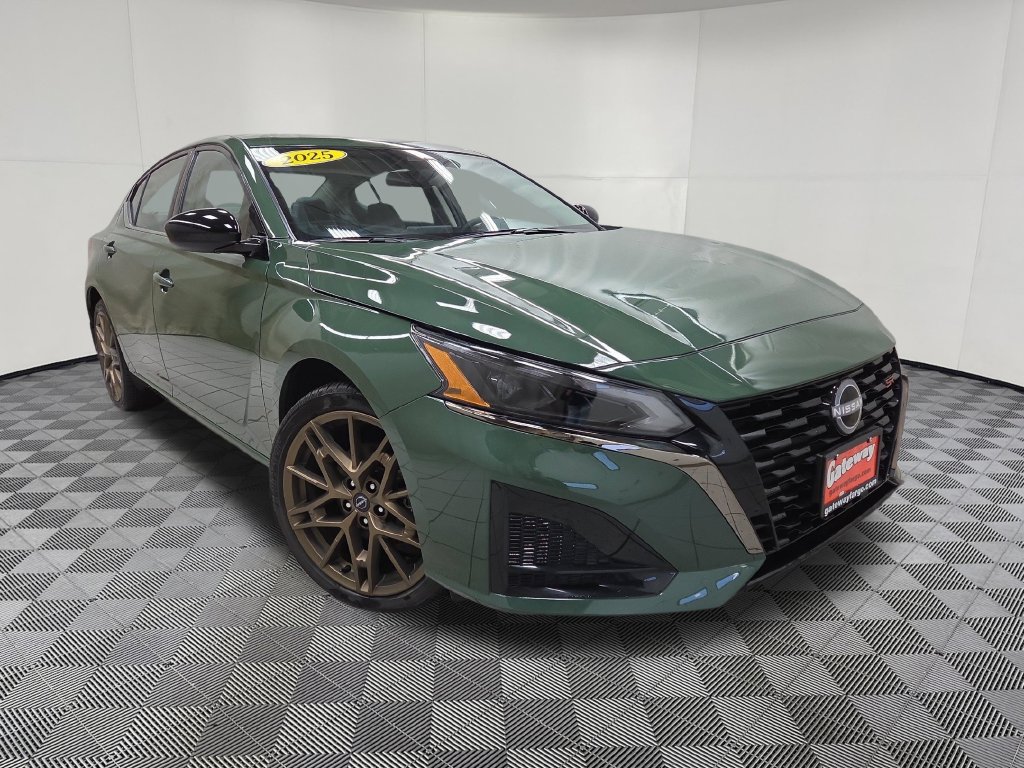 Used 2025 Nissan Altima 2.5 SR AWD/4WD image 3