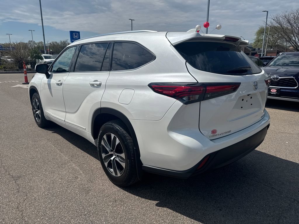Used 2021 Toyota Highlander XLE AWD/4WD image 5