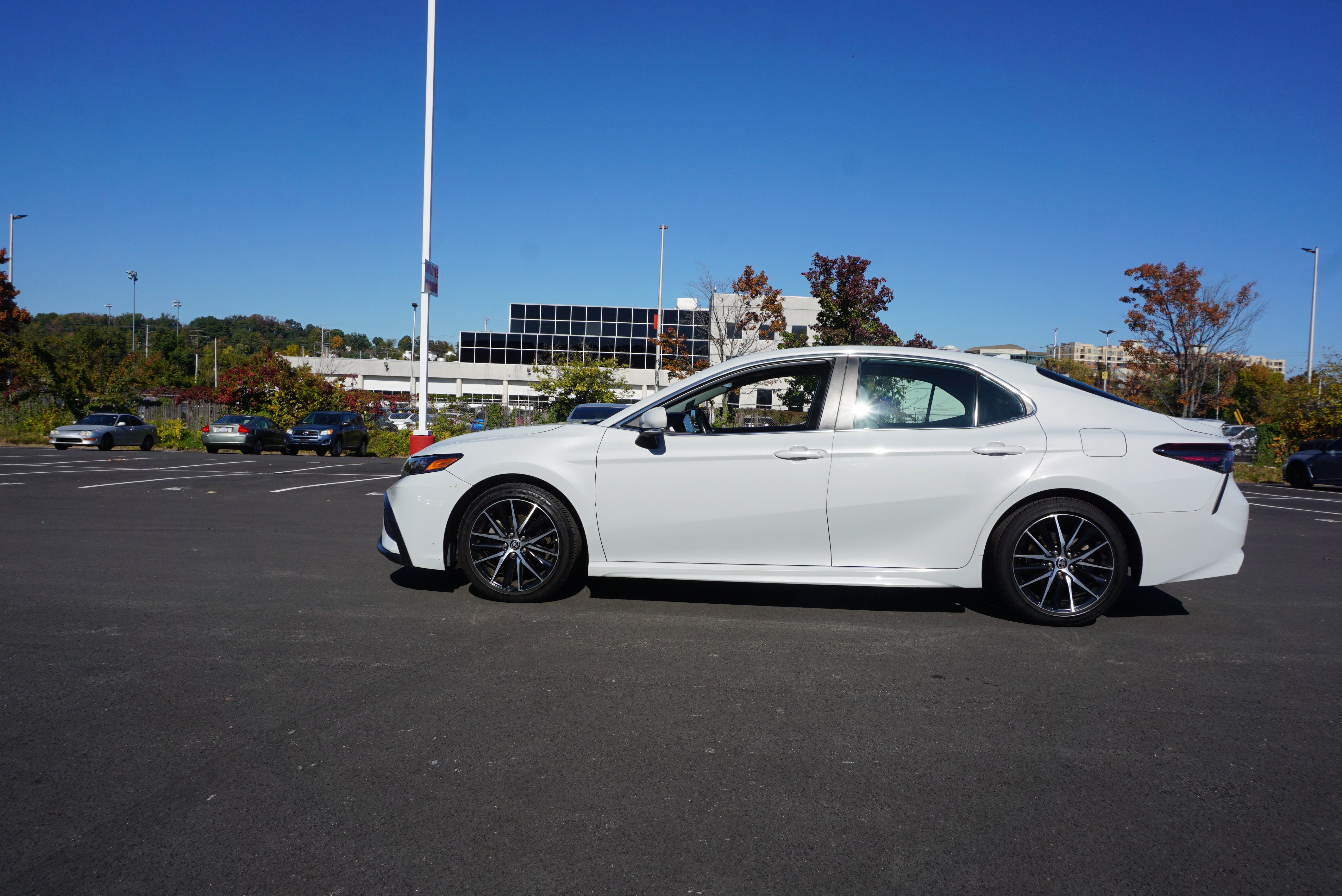 Used 2022 Toyota Camry SE FWD image 5