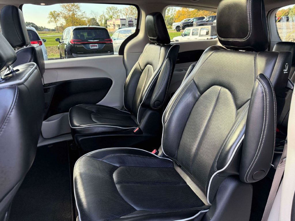 Used 2023 Chrysler Pacifica Limited FWD image 12