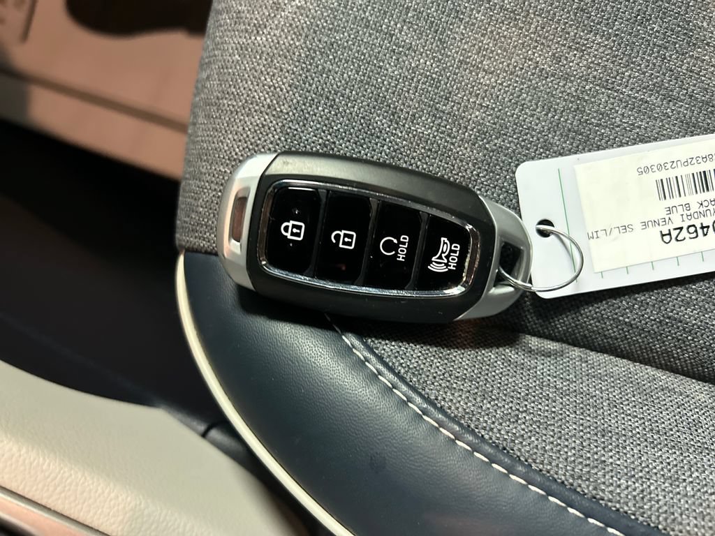 Used 2023 Hyundai Venue Limited FWD image 20