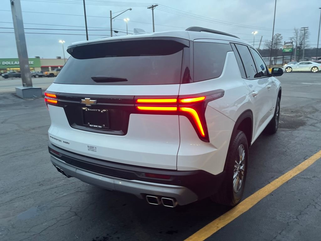 Used 2025 Chevrolet Traverse LT image 4