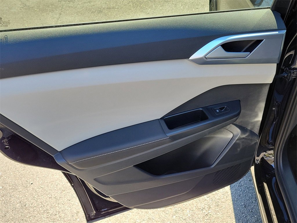 Certified 2025 Volkswagen Taos SE image 8