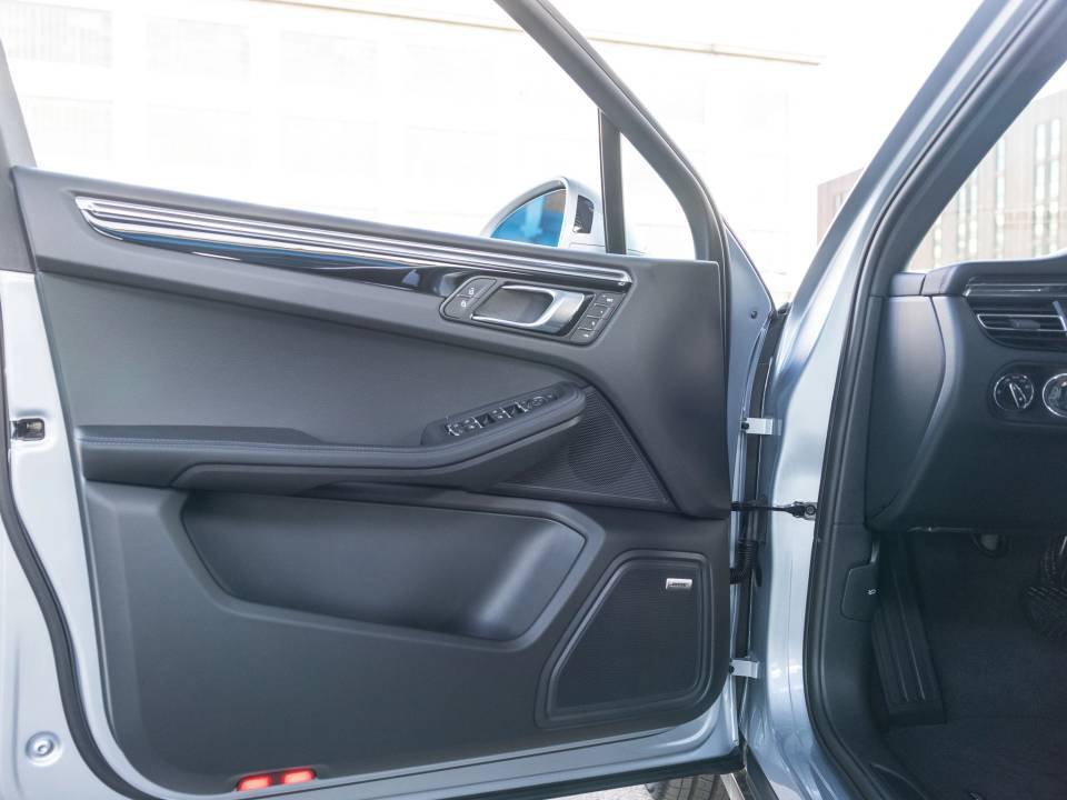 Certified 2026 Porsche Macan AWD/4WD image 25