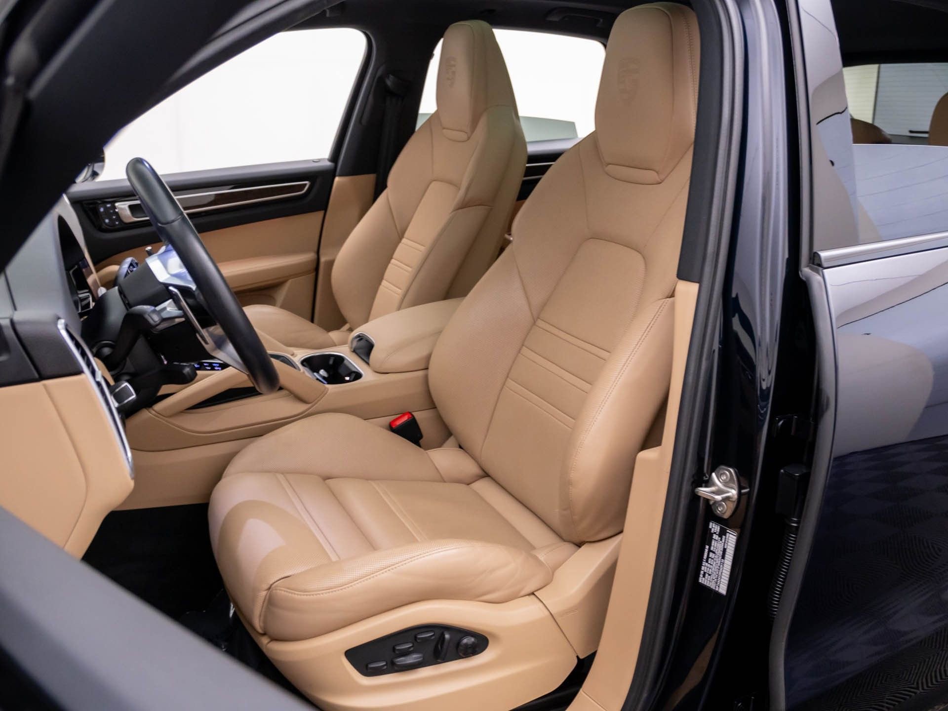 Certified 2023 Porsche Cayenne image 5