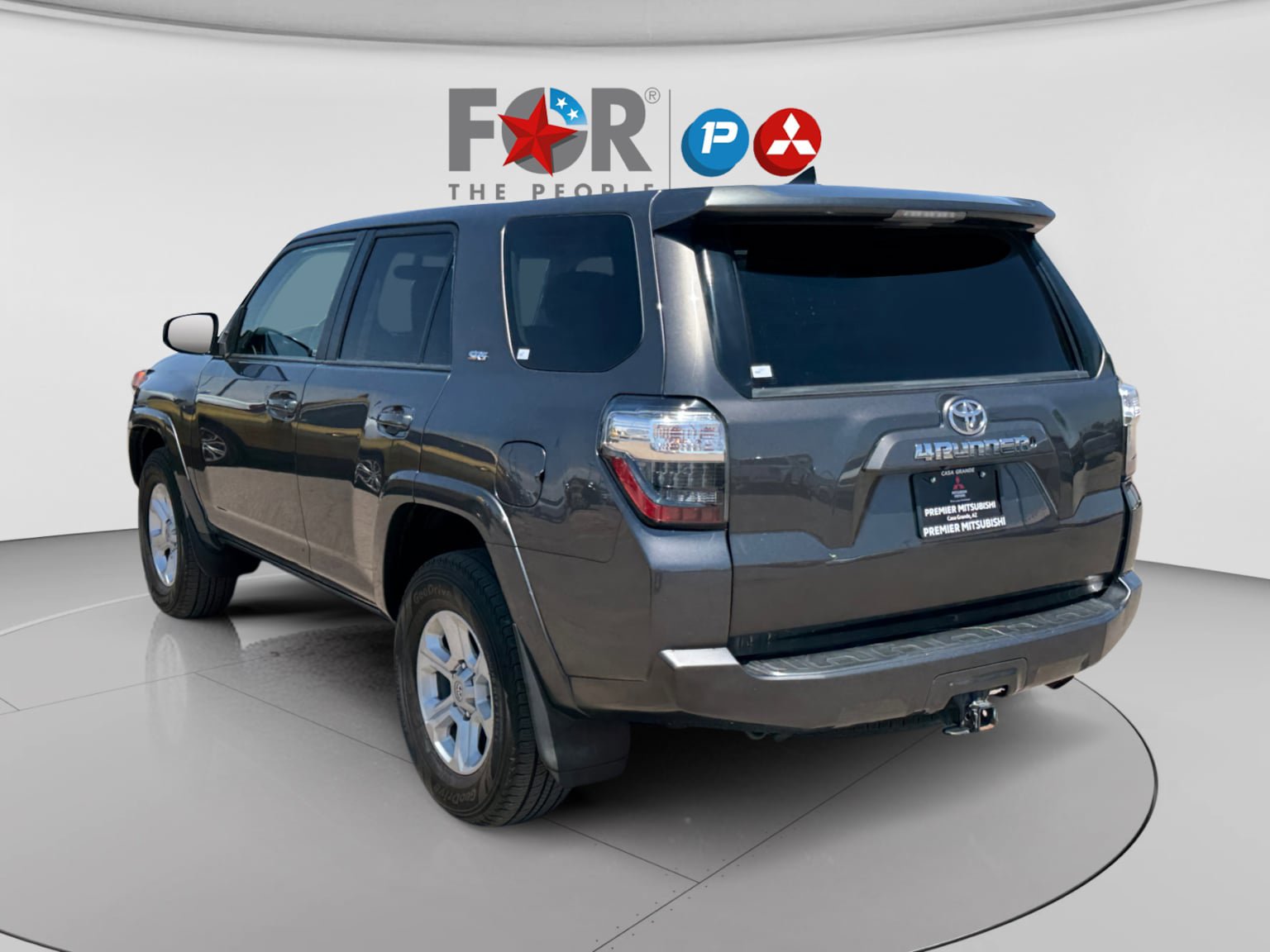Used 2017 Toyota 4Runner SR5 AWD/4WD image 3